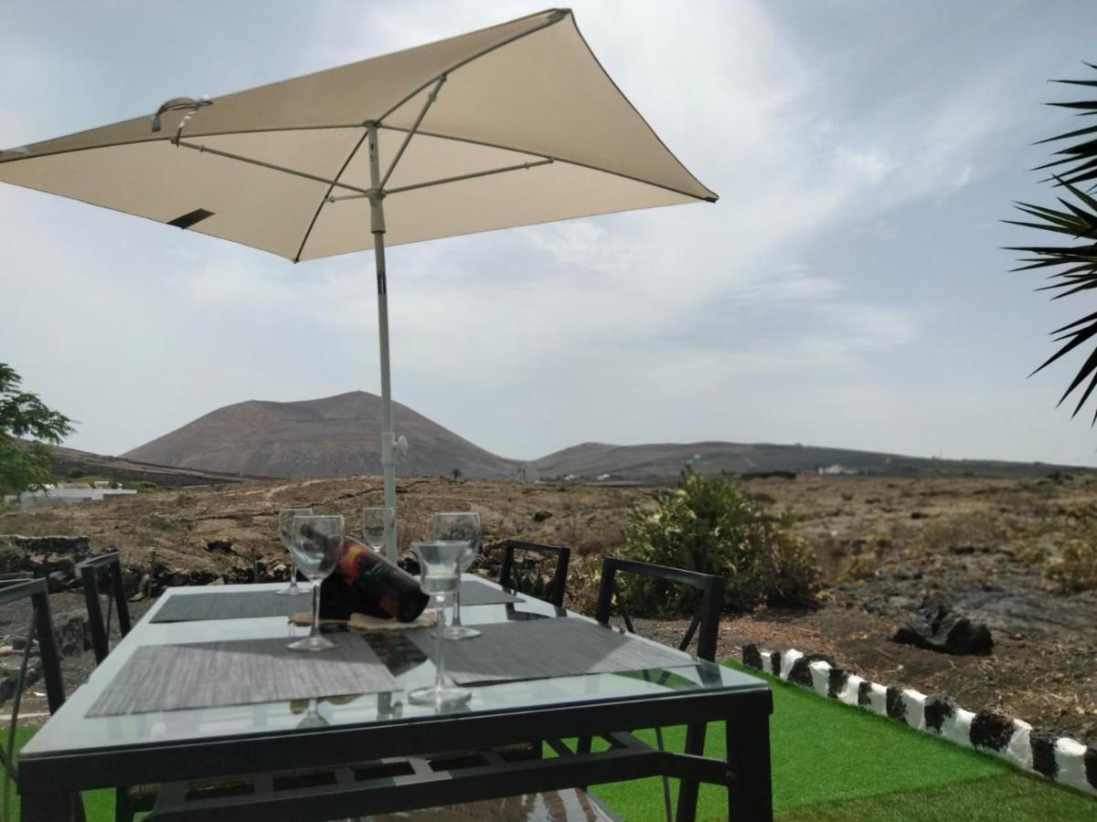 Lanzarote Casa Volcanica-Anclada Sobre La Lava Del Volcan Montana Blanca Exterior photo